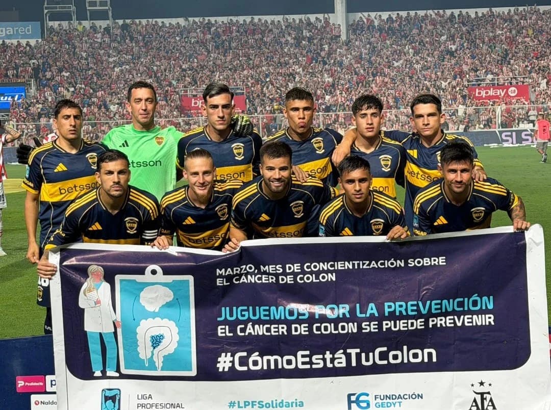El plantel de Boca Juniors con la bandera de la campaña #CómoEstáTuColon