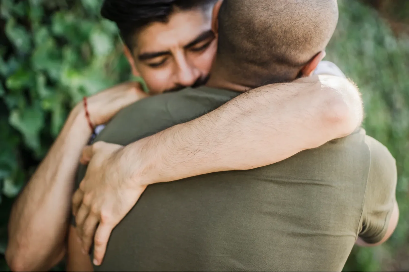 Abrazo entre dos personas
