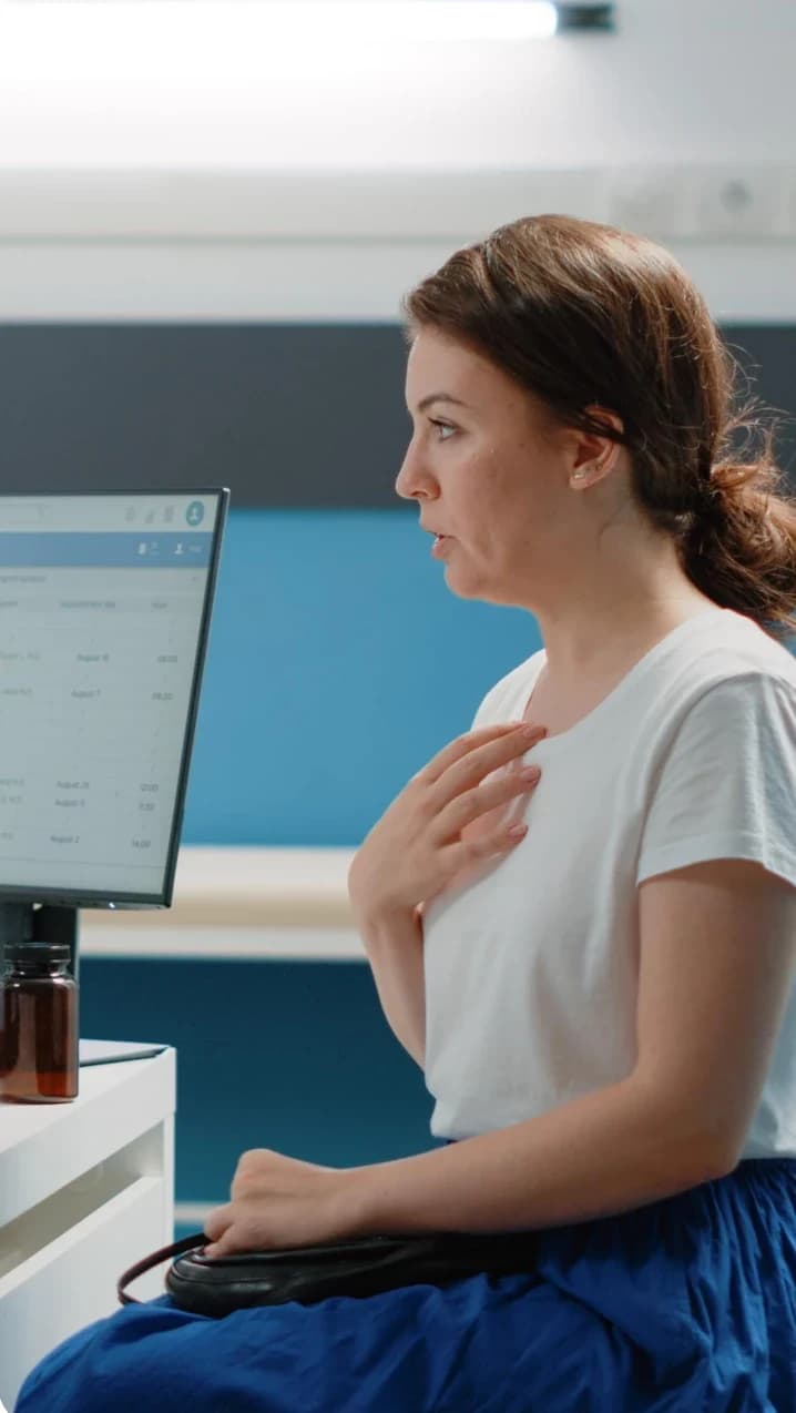 Asistente frente a un monitor con la agenda de turnos