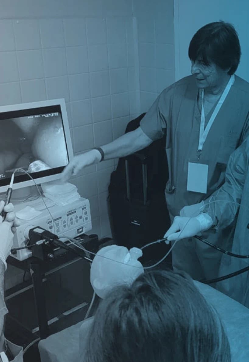 Capacitación práctica de endoscopía con un docente de la Fundación
