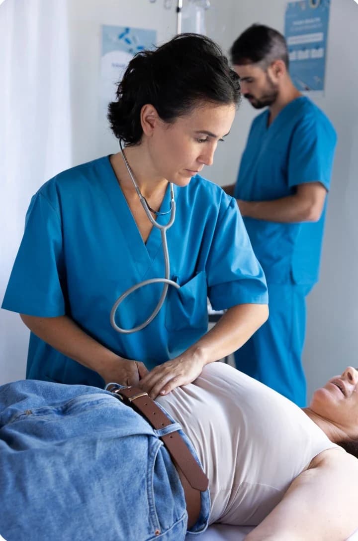 Profesionales de la salud atendiendo a un paciente