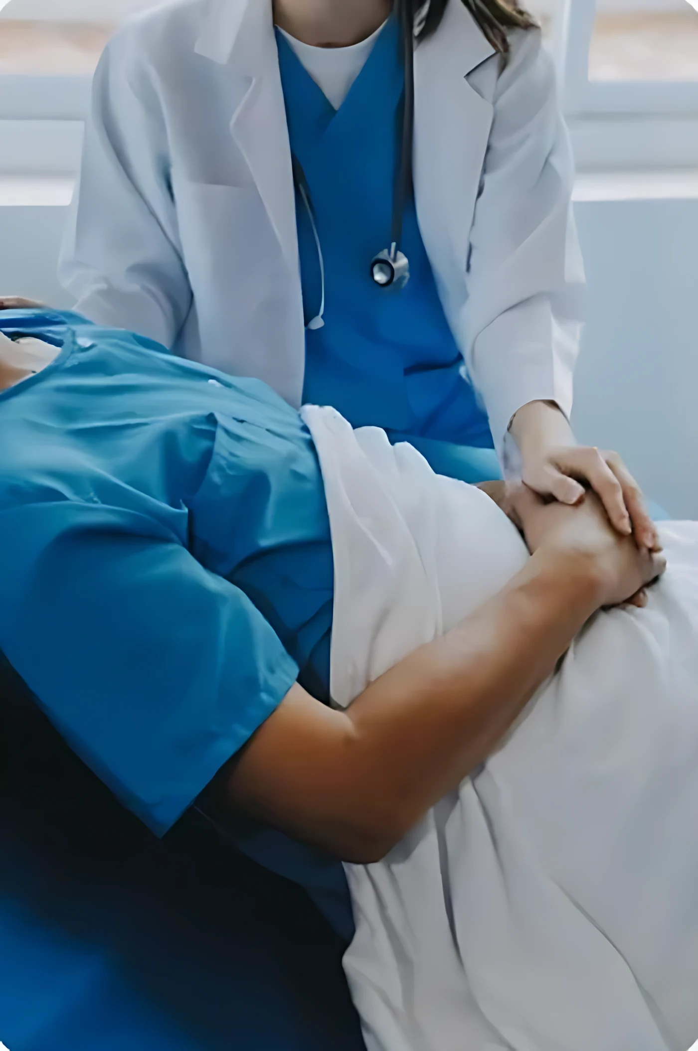 Médica acompañando a un paciente